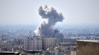 Eine Rauchwolke steigt nach einer Explosion auf. Die Länder USA und Israel haben den Iran angegriffen.