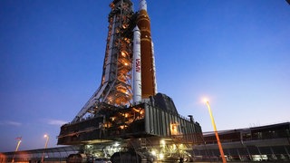 Die "Artemis II" SLS (Space Launch System)-Mondrakete der NASA mit dem Orion-Raumschiff rollt langsam zurück zum Vehicle Assembly Building im Kennedy Space Center