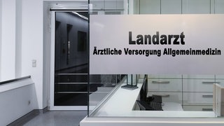 Eingangsschild: "Landarzt - Ärztliche Versorgung Allgemeinmedizin