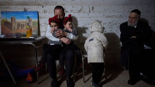 Menschen gehen in einem Luftschutzkeller in Deckung, als die Sirenen vor einem bevorstehenden iranischen Raketenangriff warnen.