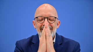 Timo Wollmershäuser, Sprecher der Gemeinschaftsdiagnose und Leiter der Konjunkturforschung am ifo Institut für Wirtschaftsforschung, spricht während der Vorstellung der Gemeinschaftsdiagnose für die Wirtschaft im Frühjahr 2026.