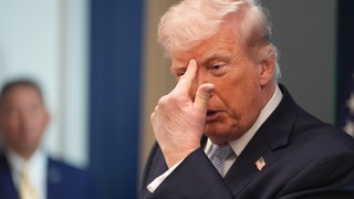 US-Präsident Donald Trump spricht mit Reportern im James Brady Press Briefing Room im Weißen Haus und zeigt dabei jemandem einen Vogel.