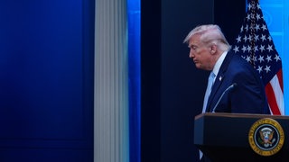 Präsident Donald Trump verlässt den Raum, nachdem er mit Reportern während einer Pressekonferenz im James Brady Press Briefing Room im Weißen Haus gesprochen hat.