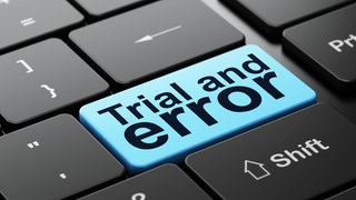 Symbolfoto: Auf der Tastatur eines Laptops steht "Trial and error".