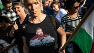 Eine Frau trägt ein T-Shirt mit einer Abbildung von Peter Magyar, dem Vorsitzenden der TISZA-Partei.