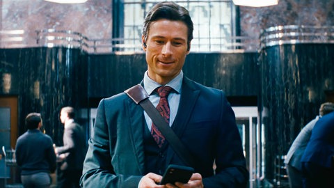 Schauspieler Glen Powell in dem Film "How to make a Killing"