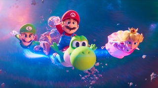 Die Videospiel-Figuren Luigi , Mario und Yoshi fliegen im Film "Super Mario Galaxy" von Nintendo und Illumination mit vielen Spezialeffekten, wie berstenden Asteroiden, durchs All.