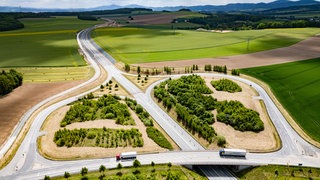 Zu sehen ist eine Spur zum Richtungswechsel - ein Symbolbild für das Motto: Offene Wege gehen - statt immergleiche Schleifen zu ziehen