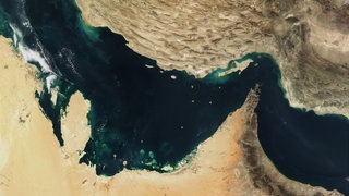 Der Persische Golf, die Straße von Hormus und der Golf von Oman in einer Satellitenaufnahme (undatiert). Der Iran erhält die Blockade von Öltransporten aufrecht. Auch andere Rohstoff-Transporte sitzen fest.