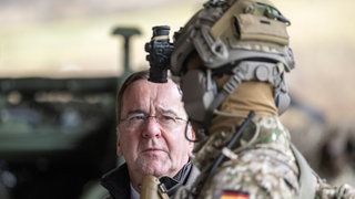 Bundesverteidigungsminister Boris Pistorius unterhält sich während eines Besuchs des Kommando Spezialkräfte (KSK) mit einem Kommandosoldaten in voller Kampfmontur.