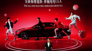 Ein CEO spricht am Stand von Mercedes-Benz während der Auto China 2026 in Peking.