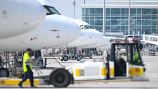 Flugzeuge der Lufthansa und der Lufthansa CityLine stehen am Flughafen München. Als Reaktion auf hohe Kerosinpreise legt die Lufthansa erste Flugzeuge still.