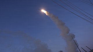 Dieses vom U.S. Central Command zur Verfügung gestellte Foto zeigt eine Tomahawk-Landrakete die vom Lenkwaffenzerstörer USS Thomas Hudner (DDG 116) der Arleigh Burke-Klasse zur Unterstützung der Operation Epic Fury abgefeuert wird, 5. März 2026.