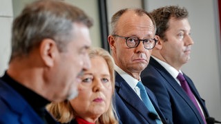 Markus Söder (l-r), CSU-Vorsitzender und Ministerpräsident von Bayern, Bärbel Bas (SPD), Bundesministerin für Arbeit und Soziales und SPD-Parteivorsitzende, Bundeskanzler Friedrich Merz (CDU) und Lars Klingbeil (SPD), Bundesminister der Finanzen, Vizekanz