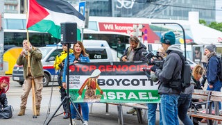 Pro-palästinensische Gruppen protestieren in der Innenstadt gegen die Teilnahme von Israel am 70. Eurovision Song Contest (ESC)