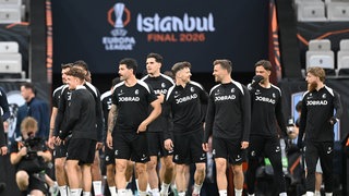 Fußball, Männer: Europa League, vor dem Finale SC Freiburg - Aston Villa, Besiktas Park, Training SC Freiburg, Die Freiburger Spieler laufen über den Platz.
