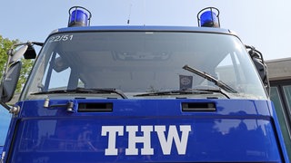 Zu sehen ist ein Einsatzfahrzeug des Technischen Hilfswerks (THW).