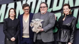 Kathleen Kennedy, Pedro Pascal, Jon Favreau mit Grogu und Sigourney Weaver (l-r) posieren bei der Ankunft zu einem Star Wars: The Mandalorian and Grogu UK Fan-Event im Cineworld Leicester Square im Zentrum von London.