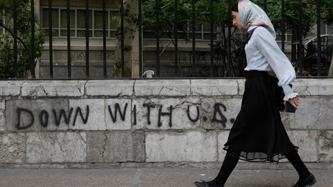 Eine Frau geht an einem Anti-US-Graffiti vorbei, das an die Wand der Teheraner Universität gemalt wurde