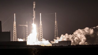 Eine Rakete der Firma SpaceX startet von Florida aus in den Nachthimmel, um "Starlink"-Satelliten in die Umlaufbahn zu transportieren.
