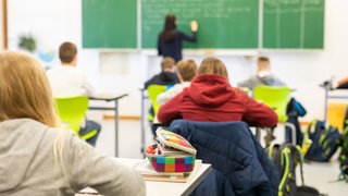 Schülerinnen und Schüler einer fünften Klasse einer Realschule sitzen während des Unterrichts in ihrem Klassenzimmer.