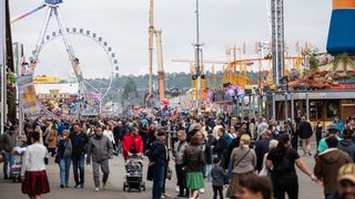 Riesenrad auf dem Cannstatter Wasen und zahlreiche Besucher.
