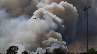 Pyrocumulus-Wolken sind bei einem Brand am Montag, dem 13. Juli 2026, in der Waldregion Fontainebleau, etwa 60 Kilometer (37 Meilen) südlich von Paris zu sehen.