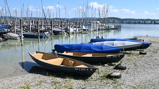 Der Bodensee hat Niedrigwasser. Auf der Insel Reichenau im Bodensee liegen die Boote der Berufsfischer an Land.