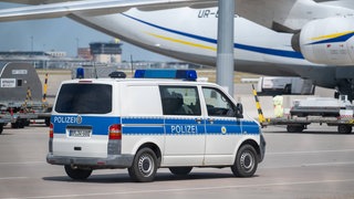 Nach dem Fund einer Drohne mit einer unbekannten Sprengvorrichtung am Flughafen LeipzigHalle haben die Zentralstelle Extremismus Sachsen und das Landeskriminalamt die Ermittlungen übernommen.