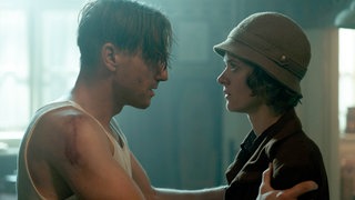 Charlotte Ritter (r, Liv Lisa Fries) und Gereon Rath (Volker Bruch) in einer Szene der 5. Staffel, Folge 6 aus "Babylon Berlin". Die Folge wird am 25.09.2026 um 23:05 Uhr im Ersten gezeigt und ist ab dem 10.09.2026 in der ARD-Mediathek verfügbar.