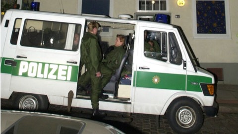 Das Archivbild vom 13.09.2001 zeigt Polizeibeamte vor dem Haus in der Marienstraße 54 in Hamburg-Harburg, wo die Terrorflieger um Mohammed Atta als unauffällige Studenten gewohnt hatten.