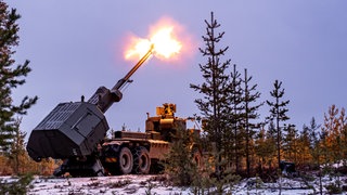 Feuergefecht mit der mobilen Haubitze Archer der britischen Armee in der Nähe von Rovaniemi am Polarkreis.
