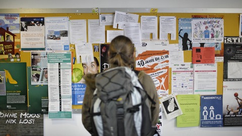 Eine Studentin vor einem schwarzen Brett an der Technischen Universität in Ilmenau, Deutschland.