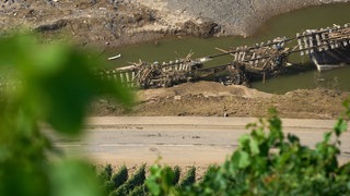 Bahngleise hängen bei Marienthal im Ahrtal in der Luft. Das Hochwasser der Ahr hat hier zahlreiche Brücken zerstört und die Bahnstrecke in weiten Teilen weggespült.