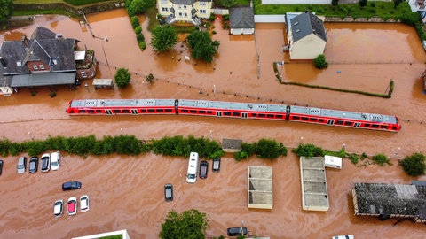 Ein Regionalzug steht im Bahnhof des Ortes im Wasser (Aufnahme mit einer Drohne). Der Strom viel aus und die Bahn blieb am Mittwoch (14.07.2021) liegen. Der Ort ist vom Hochwasser der Kyll überflute
