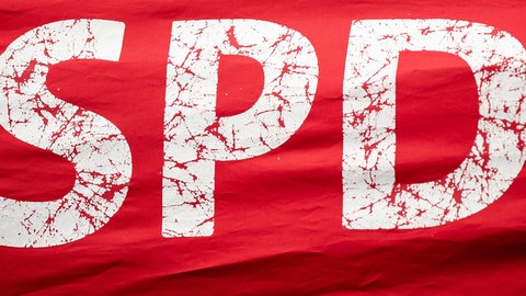  Die Buchstaben "SPD" bröseln von einem Zelt der SPD-Halle (Saale) Kundgebung zum Tag der Arbeit des DGB in Halle (Saale)