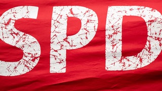  Die Buchstaben "SPD" bröseln von einem Zelt der SPD-Halle (Saale) Kundgebung zum Tag der Arbeit des DGB in Halle (Saale)