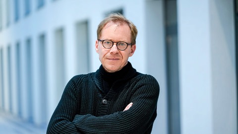 Jan Seidel steht im Gang eines SWR-Gebäudes.