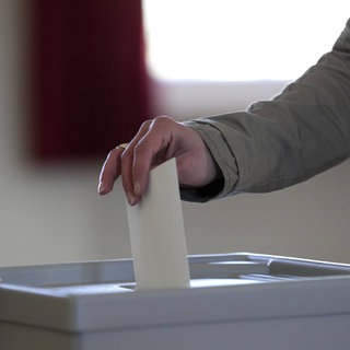 Stimmabgabe in eine Wahlurne