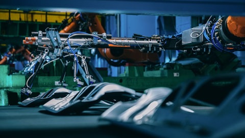 Presswerk von Mercedes in Kecskemét. Seit 2012 ist der Stuttgarter Autobauer in Ungarn aktiv. Die A-Klasse, das CLA Coupé, der CLA Shooting Brake und der EQB werden dort gebaut.