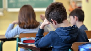 Kinder der Gräfenauschule in Ludwigshafen sitzen in einer Schulklasse. An ihrem Beispiel werden Bildungschancein in Rheinland-Pfalz diskutiert. 