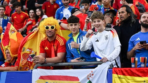 Deutsche, Italienische und Spanische Fans feiern gemeinsam 20.06.2024, Fussball Europameisterschaft 2024, Vorrunde, 2. Spieltag Spanien - Italien 
