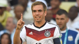 Philipp Lahm hebt den Zeigefinger