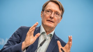 Karl Lauterbach (SPD), Bundesminister für Gesundheit, nimmt an einer Presskonferenz zur Reform der Notfallversorgung teil.