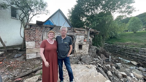 Michaela und Joachim Knödler stehen vor einem zerstörten Schuppen.
