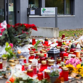 Kerzen vor einer Schule in Offenburg.