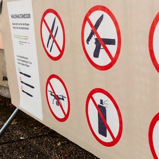Verschiedene Piktogramme mit Messer und Waffenverbot bei einer Veranstaltung in Düsseldorf