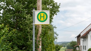 Leere Bushaltestelle mit Haltestellen-Symbol