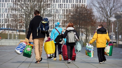 Kriegsflüchtlinge aus der Ukraine kommen in Deutschland an.