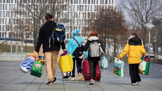 Kriegsflüchtlinge aus der Ukraine kommen in Deutschland an.